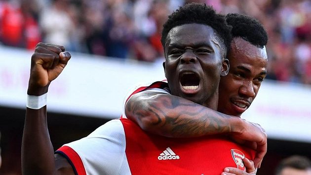 Bukayo Saka z Arsenalu slaví gól v duelu proti Tottenhamu. Bukayo Saka z Arsenalu slaví gól v duelu proti Tottenhamu.
