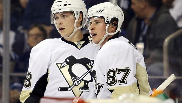 Opora Tučňáků Sidney Crosby (vpravo) vyhrál kanadské bodování základní části NHL. Opora Tučňáků Sidney Crosby (vpravo) vyhrál kanadské bodování základní části NHL.