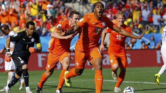 Leroy Fer z Nizozemska slaví vedoucí gól svého týmu nad Chile. Stačily mu pouhé dvě minuty pobytu na hřišti. Leroy Fer z Nizozemska slaví vedoucí gól svého týmu nad Chile. Stačily mu pouhé dvě minuty pobytu na hřišti.