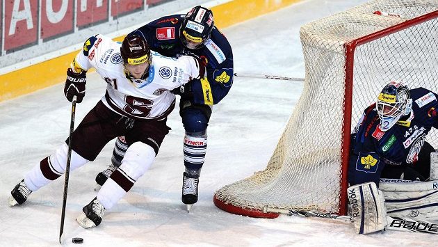 Lukáš Klimek ze Sparty (vlevo) a liberecký brankář Marcel Melicharčík během utkání 43. kola Tipsport extraligy. Lukáš Klimek ze Sparty (vlevo) a liberecký brankář Marcel Melicharčík během utkání 43. kola Tipsport extraligy.