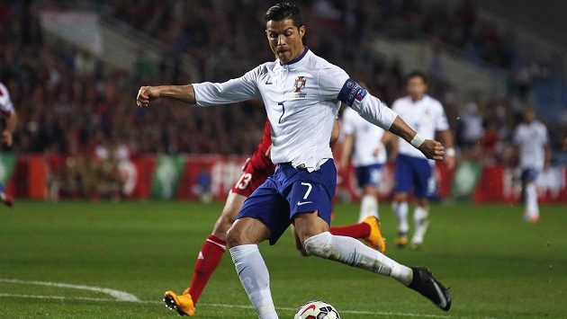 Cristiano Ronaldo, autor jediného gólu v utkání Portugalska proti Arménii, pálí na branku. Cristiano Ronaldo, autor jediného gólu v utkání Portugalska proti Arménii, pálí na branku.
