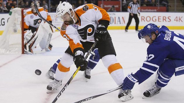 Radko Gudas v souboji s Tylerem Bozakem. Radko Gudas v souboji s Tylerem Bozakem.