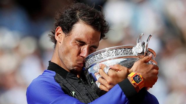 Rafael Nadal se mazlí s trogejí pro vítěze French Open. Rafael Nadal se mazlí s trogejí pro vítěze French Open.