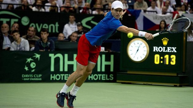 Český tenista Tomáš Berdych v utkání finále Davisova poháru proti Dušanu Lajovičovi. Český tenista Tomáš Berdych v utkání finále Davisova poháru proti Dušanu Lajovičovi.