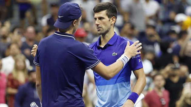 První tenista světa Srb Novak Djokovič porazil na US Open Dána Holgera Runeho 6:1, 6:7, 6:2 a 6:1 a od kalendářního Grand Slamu ho dělí šest výher. První tenista světa Srb Novak Djokovič porazil na US Open Dána Holgera Runeho 6:1, 6:7, 6:2 a 6:1 a od kalendářního Grand Slamu ho dělí šest výher.