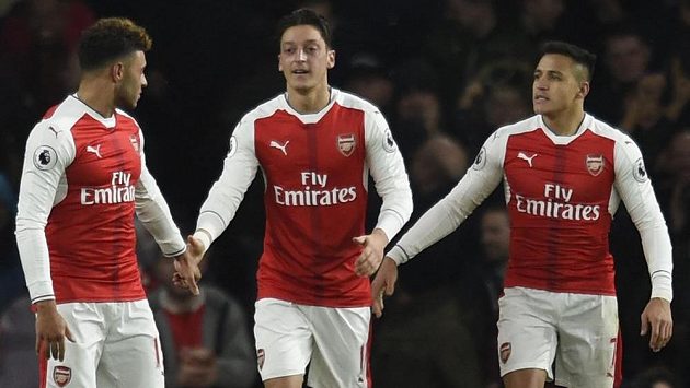 Radost fotbalistů Arsenalu (zleva) Alex Oxlade-Chamberlain, autor gólu Mesut Özil a Alexis Sánchez. Radost fotbalistů Arsenalu (zleva) Alex Oxlade-Chamberlain, autor gólu Mesut Özil a Alexis Sánchez.