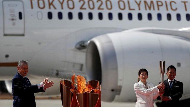 Olympijská pochodeň dorazila v pátek do Japonska. Letadlo s olympijským ohněm přistálo na vojenské základně Macušim. Olympijská pochodeň dorazila v pátek do Japonska. Letadlo s olympijským ohněm přistálo na vojenské základně Macušim.