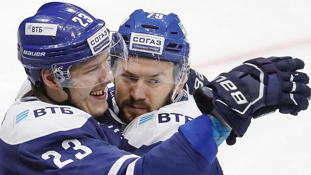 Dmitrij Jaškin (vlevo) se spoluhráčem z moskevského Dynama Daniilem Tarasovem slaví gól v utkání KHL proti Ufě. Dmitrij Jaškin (vlevo) se spoluhráčem z moskevského Dynama Daniilem Tarasovem slaví gól v utkání KHL proti Ufě.