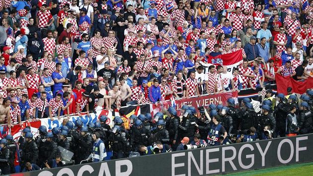 Chorvatští fanoušci na stadiónu v Saint-Étienne. Chorvatští fanoušci na stadiónu v Saint-Étienne.