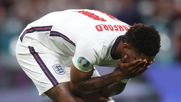 Angličan Marcus Rashford poté, co neuspěl v penaltovém rozstřelu. Angličan Marcus Rashford poté, co neuspěl v penaltovém rozstřelu.