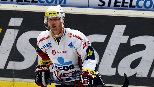 Pardubický Libor Pivko se na extraligový led vrátil ve Vítkovicích po desetiměsíční přestávce. Pardubický Libor Pivko se na extraligový led vrátil ve Vítkovicích po desetiměsíční přestávce.