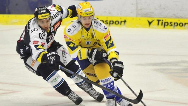 Ondřej Roman z Vítkovic (vlevo) stíhá zlínského Petra Holíka. Ondřej Roman z Vítkovic (vlevo) stíhá zlínského Petra Holíka.
