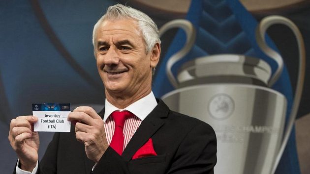 Velšan Ian Rush vytáhl míček se jmenovkou Juventusu Turín. Velšan Ian Rush vytáhl míček se jmenovkou Juventusu Turín.