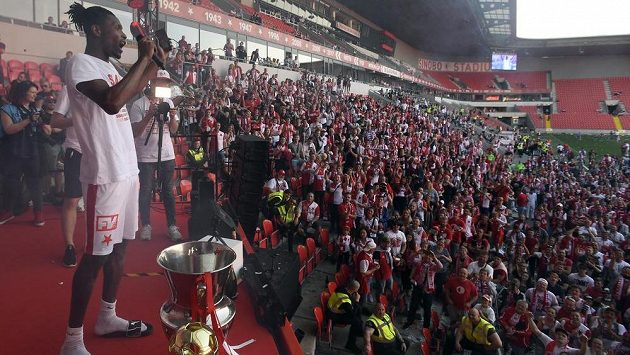 Simon Deli (vlevo) ze Slavie při oslavách zisku titulu. Simon Deli (vlevo) ze Slavie při oslavách zisku titulu.