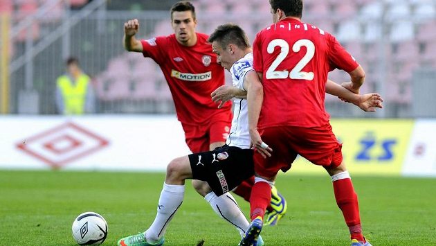 Zleva Petr Buchta z Brna, Stanislav Tecl z Plzně a Aleš Schuster z Brna v semifinálové odvetě Poháru České pošty. Zleva Petr Buchta z Brna, Stanislav Tecl z Plzně a Aleš Schuster z Brna v semifinálové odvetě Poháru České pošty.