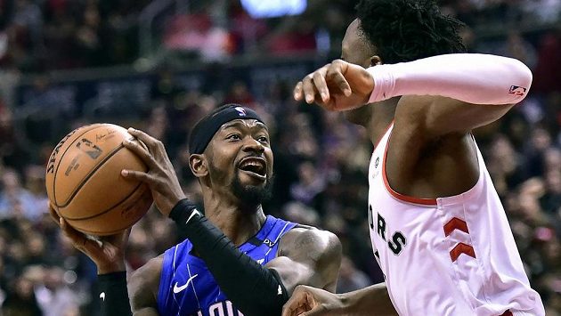 Rozehrávač Orlanda Terrence Ross s míčem v akci proti OG Anunobymu z Toronta. Rozehrávač Orlanda Terrence Ross s míčem v akci proti OG Anunobymu z Toronta.