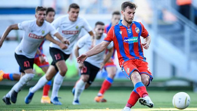 Plzeňský Pavel Bucha proměnil penaltu a srovnal stav ligového utkání s Opavou na 1:1. Plzeňský Pavel Bucha proměnil penaltu a srovnal stav ligového utkání s Opavou na 1:1.