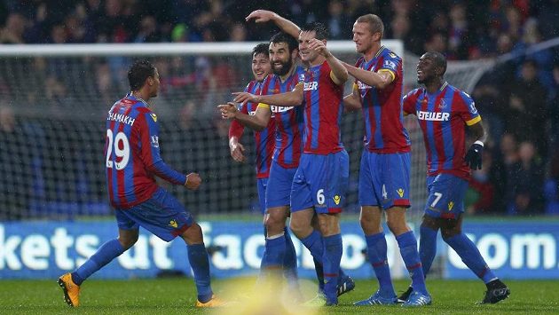 Fotbalisté Crystal Palace se radují z branky proti Liverpoolu. Fotbalisté Crystal Palace se radují z branky proti Liverpoolu.