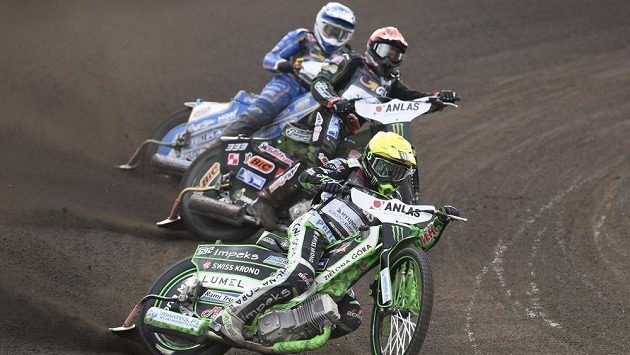 Plochodrážní Grand Prix České republiky vyhrál Polák Janusz Kolodziej. Na snímku jsou (zpředu) Patryk Dudek z Polska, Janusz Kolodziej z Polska a Robert Lambert z Británie. Plochodrážní Grand Prix České republiky vyhrál Polák Janusz Kolodziej. Na snímku jsou (zpředu) Patryk Dudek z Polska, Janusz Kolodziej z Polska a Robert Lambert z Británie.