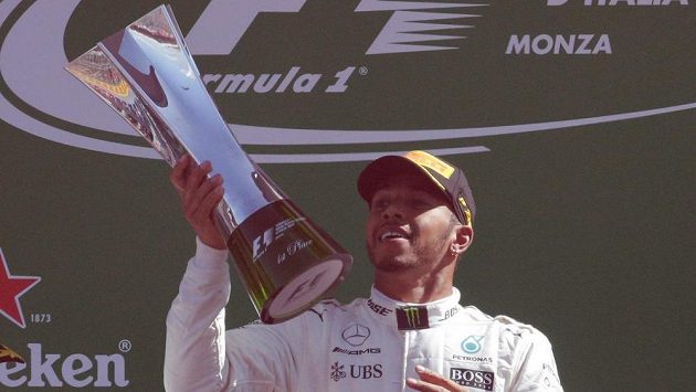 Lewis Hamilton s cenou pro vítěze Velké ceny Itálie. Lewis Hamilton s cenou pro vítěze Velké ceny Itálie.