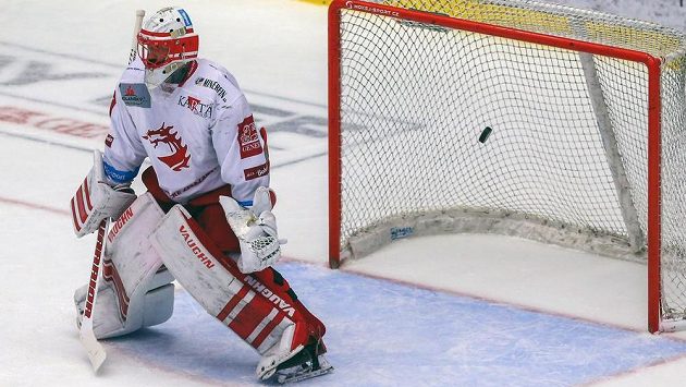 Brankář Třince Šimon Hrubec inkasuje v prodloužení rozhodující gól čtvrtého finále. Brankář Třince Šimon Hrubec inkasuje v prodloužení rozhodující gól čtvrtého finále.