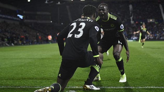 Útočník Chelsea Michy Batshuayi oslavuje svou branku ze spoluhráčem Victorem Mosesem. Útočník Chelsea Michy Batshuayi oslavuje svou branku ze spoluhráčem Victorem Mosesem.