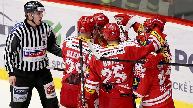 Hokejisté Třince se radují z gólu proti Plzni. Hokejisté Třince se radují z gólu proti Plzni.