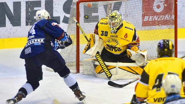 Jakub Pour z Plzně (vlevo) před litvínovským brankářem Davidem Honzíkem. Jakub Pour z Plzně (vlevo) před litvínovským brankářem Davidem Honzíkem.