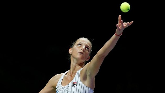 Karolína Plíšková podává při zápase s Venus Williamsovou na Turnaji mistryň v Singapuru. Karolína Plíšková podává při zápase s Venus Williamsovou na Turnaji mistryň v Singapuru.
