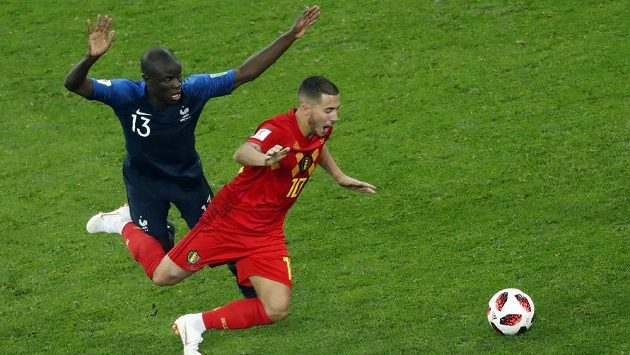 Francouz Ngolo Kanté (13) na snímku ze semfinále s Belgičanem Edenem Hazardem. Francouz Ngolo Kanté (13) na snímku ze semfinále s Belgičanem Edenem Hazardem.