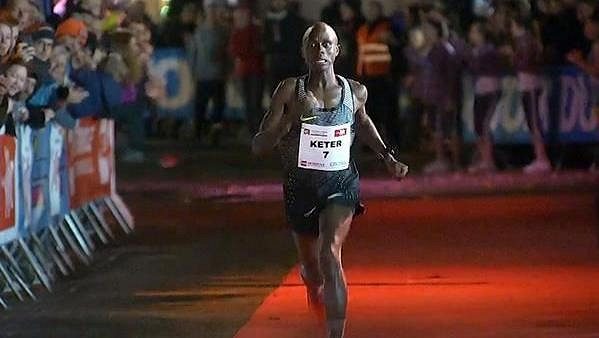 Keňan Robert Keter překonal v Lille světový rekord v silničním běhu na 5 km. Keňan Robert Keter překonal v Lille světový rekord v silničním běhu na 5 km.