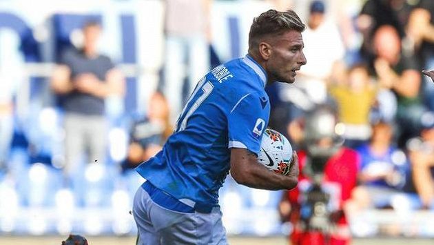 Útočník Lazia Řím Ciro Immobile oslavuje jednu ze svých dvou proměněných penalt proti Atalantě Bergamo. Útočník Lazia Řím Ciro Immobile oslavuje jednu ze svých dvou proměněných penalt proti Atalantě Bergamo.