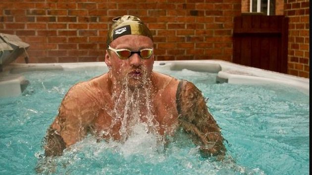 Světový rekordman Adam Peaty trénuje v bazénku na zahradě. Světový rekordman Adam Peaty trénuje v bazénku na zahradě.