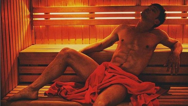 Tom Daley při relaxu v sauně Tom Daley při relaxu v sauně