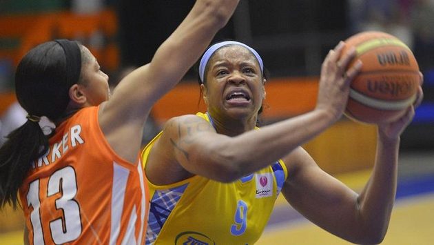 Kia Vaughnová (vpravo) z USK se snaží prosadit přes Candace Parkerovou z Jekatěrinburgu. Ilustrační foto. Kia Vaughnová (vpravo) z USK se snaží prosadit přes Candace Parkerovou z Jekatěrinburgu. Ilustrační foto.