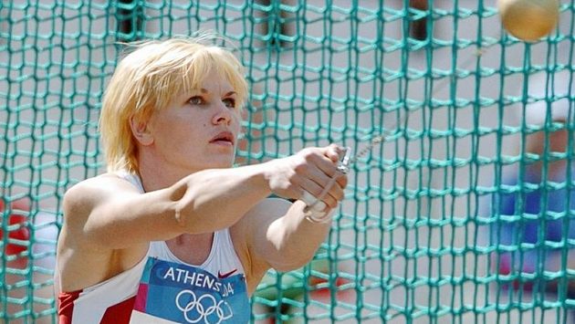 Ruská kladivářka Olga Kuzenkovová při olympijských hrách v roce 2004 v Aténách Ruská kladivářka Olga Kuzenkovová při olympijských hrách v roce 2004 v Aténách