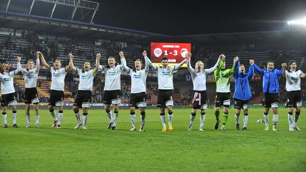 Fotbalisté Plzně jásají, neboť vyhráli na Letné nad Spartou 3:1 a boj o titul zase zdramatizovali. Fotbalisté Plzně jásají, neboť vyhráli na Letné nad Spartou 3:1 a boj o titul zase zdramatizovali.