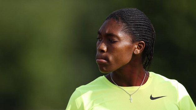 Atletka Caster Semenyaová ponese v londýně vlajku Jihoafrické republiky Atletka Caster Semenyaová ponese v londýně vlajku Jihoafrické republiky