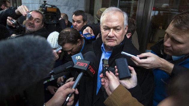 Výkonný ředitel hráčské asociace NHLPA Donald Fehr v zajetí novinářů. Výkonný ředitel hráčské asociace NHLPA Donald Fehr v zajetí novinářů.