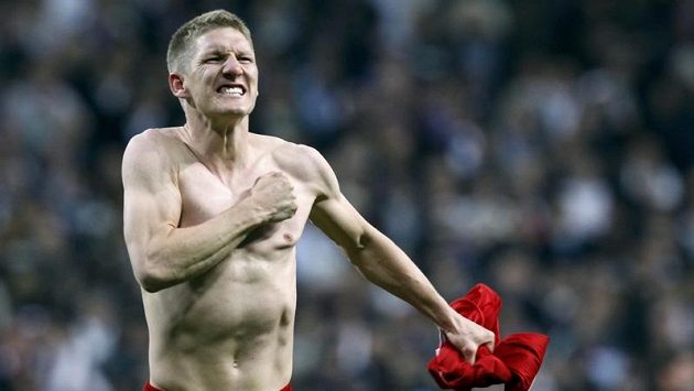 Bastian Schweinsteiger rozhodl penaltový rozstřel a slaví postup přes Real Madrid do finále Ligy mistrů. Bastian Schweinsteiger rozhodl penaltový rozstřel a slaví postup přes Real Madrid do finále Ligy mistrů.