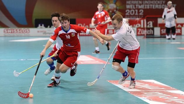 Útočník Martin Ostřanský proniká mezi dvojicí amerických hráčů. Útočník Martin Ostřanský proniká mezi dvojicí amerických hráčů.