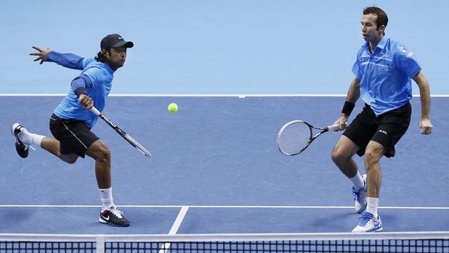Leander Paes (vlevo) bojuje s Radkem Štpánkem proti bratrům Bryanovým. Leander Paes (vlevo) bojuje s Radkem Štpánkem proti bratrům Bryanovým.