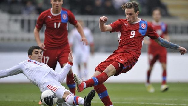 Reprezentant do 21 let Ondřej Vaněk (vpravo) bojuje v baráži o míč s Rusem Jurijem Kirillovem z Ruska. Reprezentant do 21 let Ondřej Vaněk (vpravo) bojuje v baráži o míč s Rusem Jurijem Kirillovem z Ruska.
