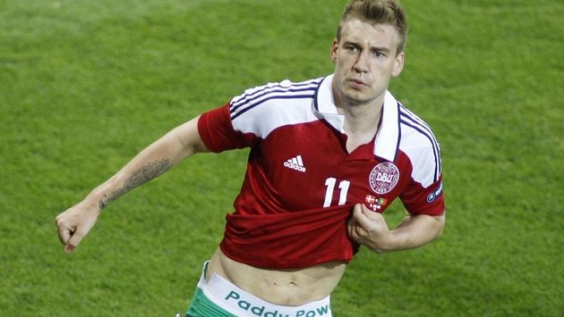 Dánský útočník Nicklas Bendtner se raduje z branky do sítě Portugalska. Dánský útočník Nicklas Bendtner se raduje z branky do sítě Portugalska.