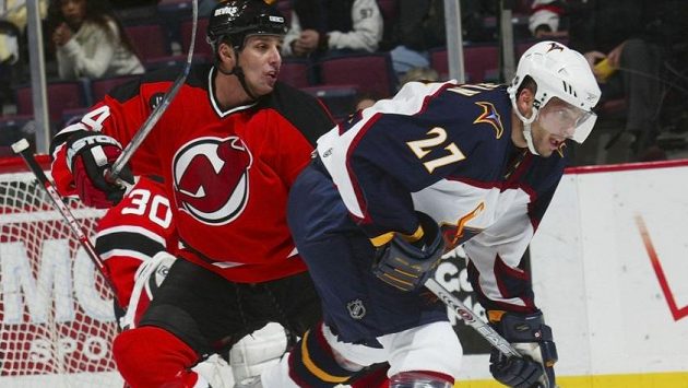 Český útočník Patrik Štefan (vpravo) v dresu Atlanty v souboji NHL před brankou New Jersey na snímku z roku 2005. Český útočník Patrik Štefan (vpravo) v dresu Atlanty v souboji NHL před brankou New Jersey na snímku z roku 2005.