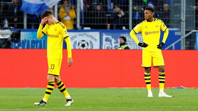 Fotbalisté Dortmundu Julian Weigl (vlevo) a Dan Axel Zagadou. Fotbalisté Dortmundu Julian Weigl (vlevo) a Dan Axel Zagadou.