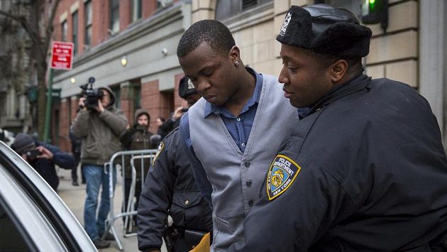 Mladíka podezřelého z pobodání basketbalisty Chrise Copelanda a jeho přítelkyně před nočním klubem v New Yorku odvádějí policisté k výslechu. Mladíka podezřelého z pobodání basketbalisty Chrise Copelanda a jeho přítelkyně před nočním klubem v New Yorku odvádějí policisté k výslechu.