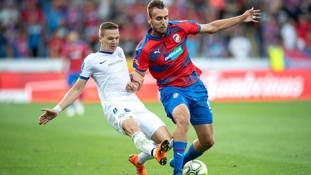 Liberecký obránce Ondřej Karafiát (vlevo) atakuje Tomáše Chorého z Plzně během utkání 2. kola nejvyšší soutěže. Liberecký obránce Ondřej Karafiát (vlevo) atakuje Tomáše Chorého z Plzně během utkání 2. kola nejvyšší soutěže.