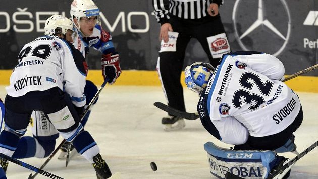 Plzeňský hokejista Petr Kodýtek přišel pozdě se svou snahou zastavit zakončujícího Martina Nečase z Brna. Zasáhnout se chystá plzeňský brankář Miroslav Svoboda. Plzeňský hokejista Petr Kodýtek přišel pozdě se svou snahou zastavit zakončujícího Martina Nečase z Brna. Zasáhnout se chystá plzeňský brankář Miroslav Svoboda.