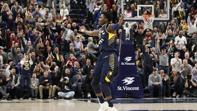Basketbalista Indiany Victor Oladipo se raduje po vítězství nad basketbalisty Clevelandu. Basketbalista Indiany Victor Oladipo se raduje po vítězství nad basketbalisty Clevelandu.